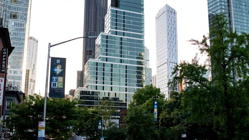 Prédio de luxo no Brooklyn: os salários medianos dos profissionais de tecnologia em Nova York aumentaram para US$ 130.000, mais que o dobro da média salarial de outros setores. (Foto: Klaus Galiano/Bloomberg)