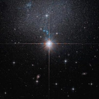 Hubble revela galáxia anã de brilho muito fraco entre estrelas distantes