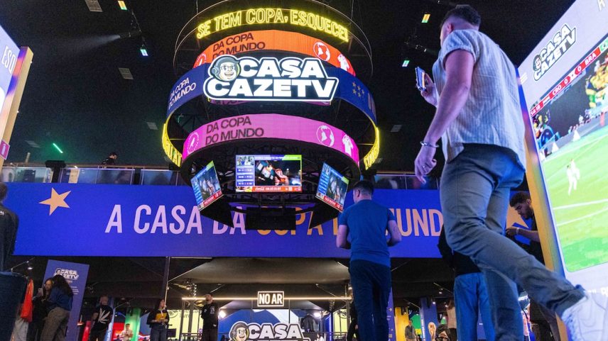 CazéTV e Globo levam guerra por audiência na Copa para casas temáticas em SP; Estadão visitou ambas