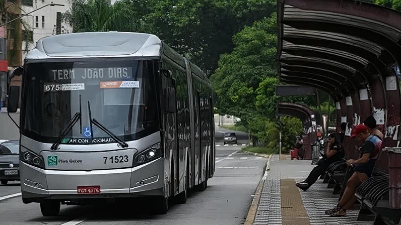 Ônibus municipal trafega em faixa exclusiva na cidade de São Paulo