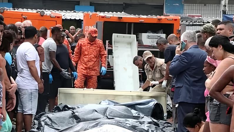 No dia seguinte da ação, o Complexo da Penha amanheceu com dezenas de corpos estirados em uma rua da comunidade