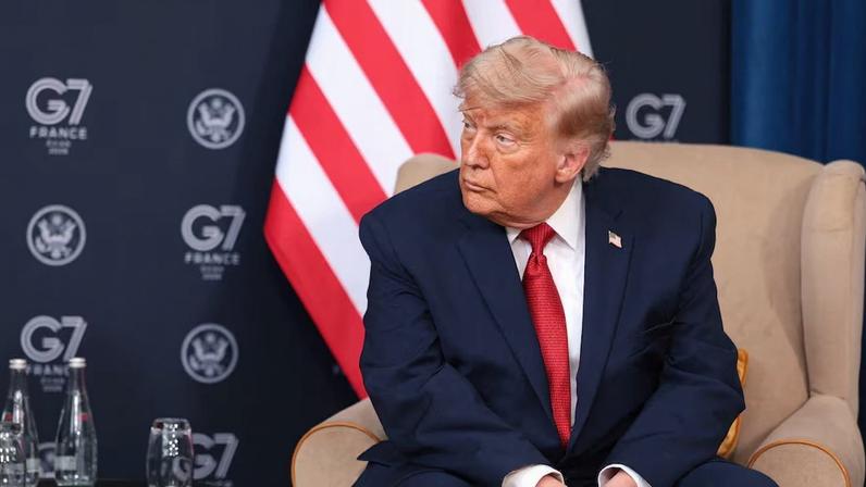 O presidente dos EUA, Donald Trump, participa de uma reunião bilateral com o presidente egípcio, Abdel Fattah el-Sisi, à margem da Cúpula do G7, em 17 de junho de 2026, em Evian-les-Bains, França