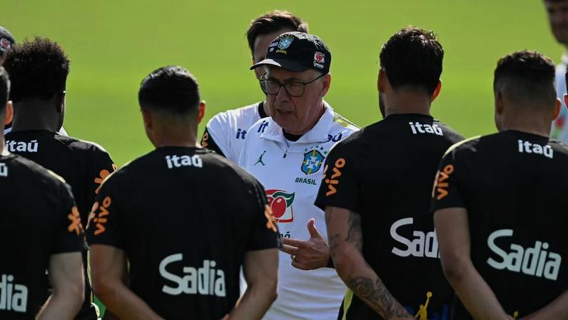 Carlo Ancelotti dá instrução aos jogadores em treino da seleção brasileira.