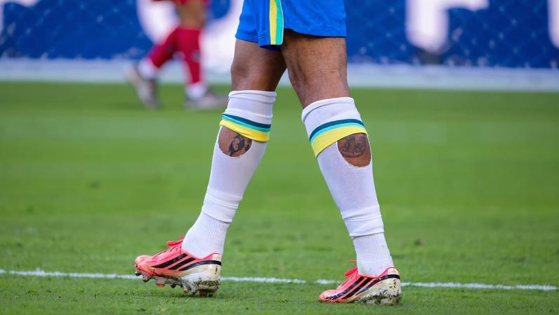 Bruno Guimarães é um dos jogadores que rasgam o meião na Copa
