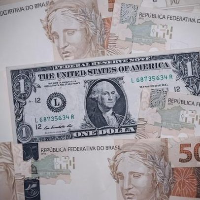 Dólar cai em dia favorável a emergentes, mas encerra acima de R$ 5