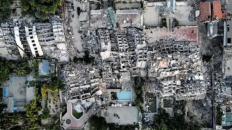 Imagem captada por drone mostra prédios destruídos por terremotos em La Guaira, na Venezuela
