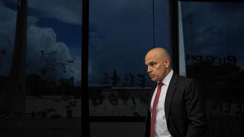 O ministro Alexandre de Moraes em visita ao edifício sede do STF após depredação de bolsonaristas no dia 8 de janeiro