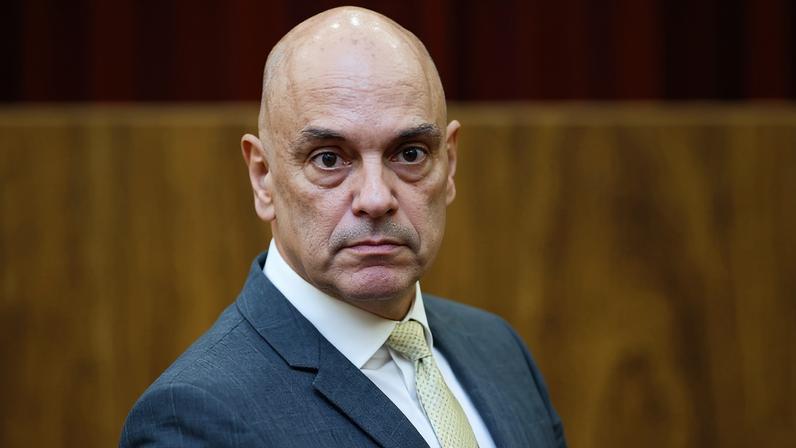O ministro Nunes Marques assume nesta terça-feira (12) o cargo de presidente do Tribunal Superior Eleitoral (TSE), órgão responsável pela organização das eleições presidenciais de outubro. Diversas autoridades foram convidadas, entre elas o presidente Luiz Inácio Lula da Silva e os presidentes do Senado, Davi Alcolumbre (União-AP), e da Câmara dos Deputados, Hugo Motta (Republicanos-PB).