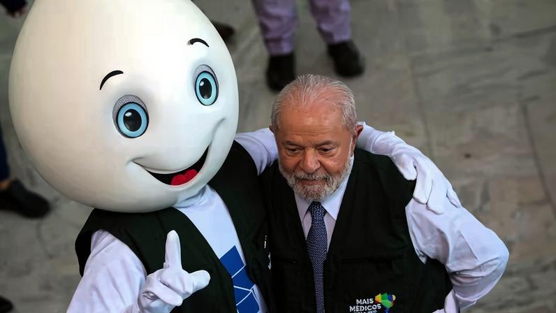 Lula assinou MP nesta sexta-feira em Minas Gerais; médicos precisam tirar mais de 60 pontos em prova