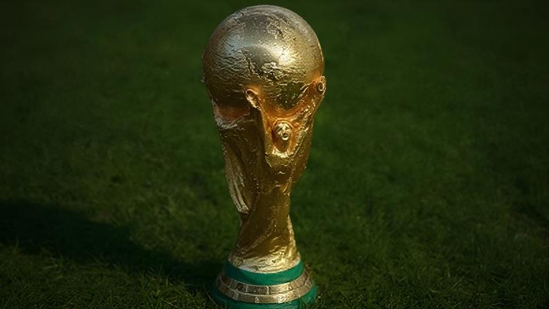 Presidenciáveis estudam avanços no período enquanto torcedores acompanham Copa