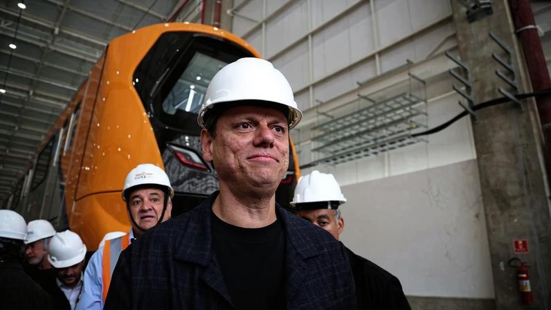 Imagem colorida mostra o governador Tarcísio de Freitas durante visita a Linha 6 do Metrô - Metrópoles