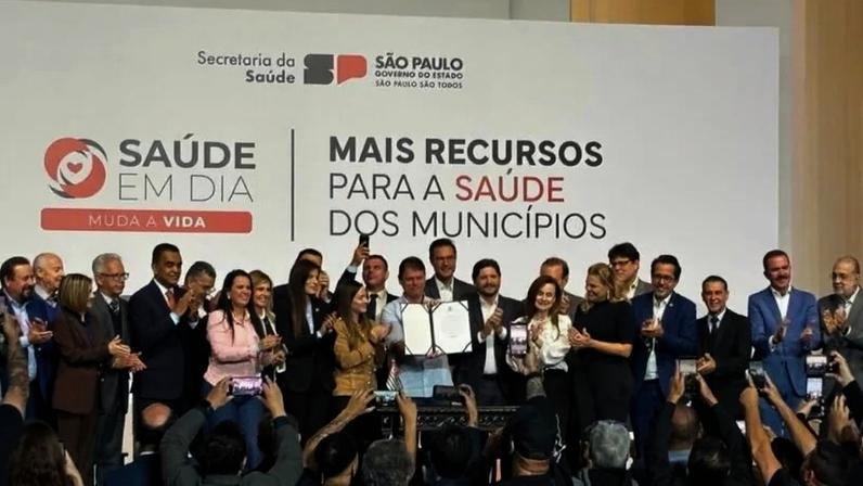 O governador Tarcísio de Freitas assinando no Palácio dos Bandeirantes o repasse de R$ 801 milhões para a saúde dos 645 municípios de São Paulo