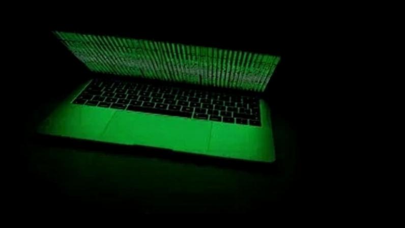 Ilustração de computador iluminado por um código cibernético exibido na tela feita em 1º de março de 2017