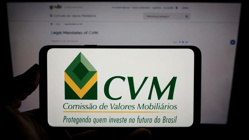 Tela de celular mostra logo da Comissão de Valores Mobiliários do Brasil CVM