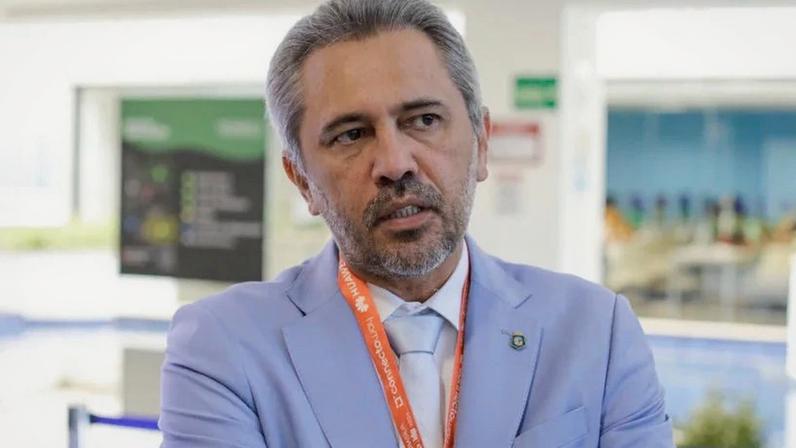 Elmano apoia discurso de Lula e chama Flávio Bolsonaro de traidor da pátria