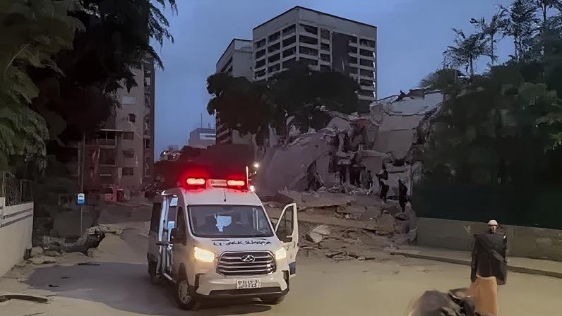 Ambulância em meio à destruição depois de terremotos atingirem a Venezuela