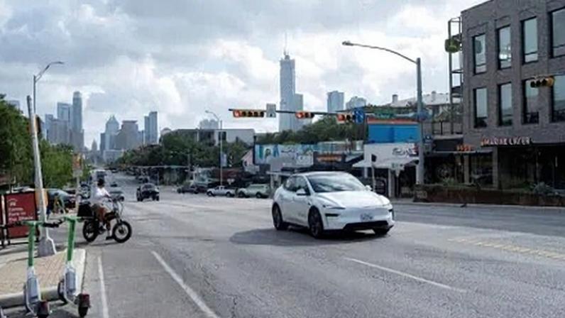 Robotáxi da Tesla em via de Austin, Texas