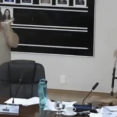 Vereadora de Unaí joga microfone durante sessão na Câmara