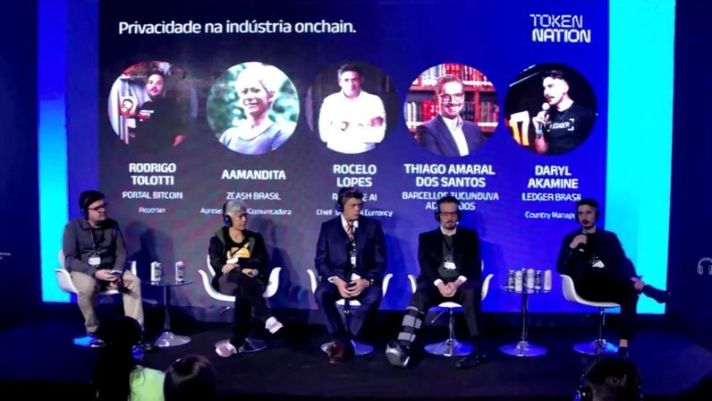Painel do TokenNation 2026, mediado pelo repórter do Portal do Bitcoin, Rodrigo Tolotti.