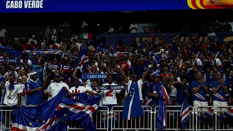 Torcida de Cabo Verde comemora empate no estádio (Patrick Smith - FIFA/FIFA/Getty Images)