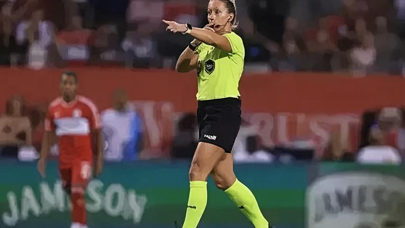 Tori Penso, é a primeira árbitra a apitar na Copa do Mundo de 2026