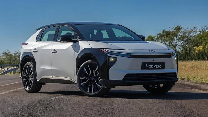 O bZ4X chega ao Brasil com dois motores elétricos, distribuídos entre os eixos dianteiro e traseiro, e sistema de tração integral