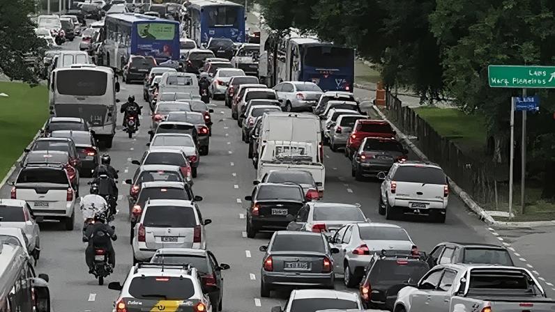 Imagem mostra Rodovia dos Bandeirantes, no estado de São Paulo