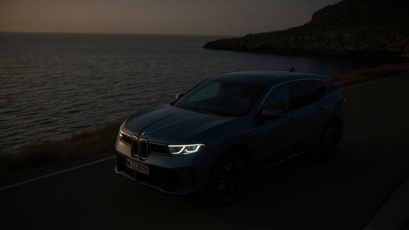 Três quartos dianteiro superior do BMW iX3 50 xDrive 2027
