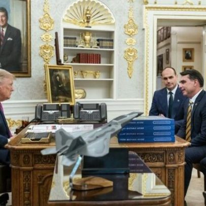 Trump posta foto com Flávio Bolsonaro após anunciar tarifa ao Brasil