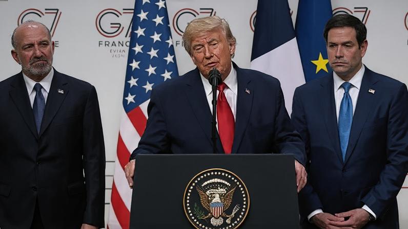Trump durante coletiva de imprensa no G7, na França