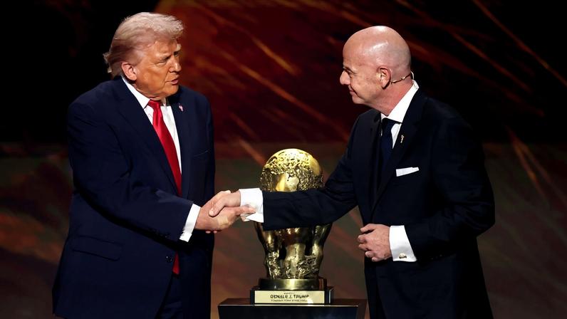 Imagem colorida mostra Trump e Infantino - Metrópoles