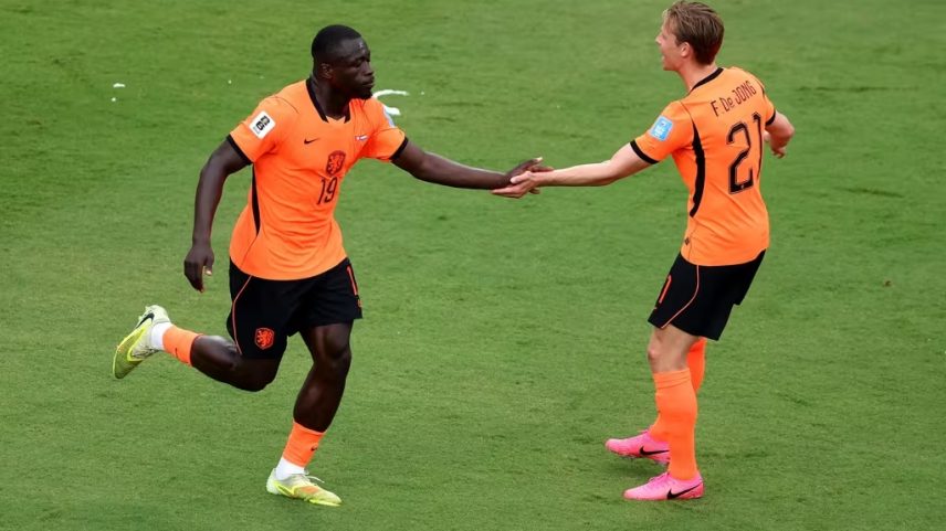 Holanda bate a Tunísia, confirma liderança e pega o Marrocos no mata-mata