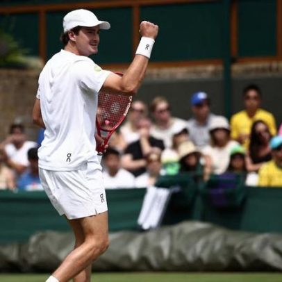 João Fonseca vence ex-top 10 em Wimbledon e estreia com vitória