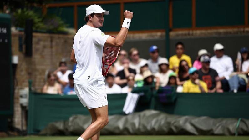 João Fonseca bateu Roberto Bautista Agut, ex-nono melhor do mundo, e começou a jornada em Wimbledon com tudo.