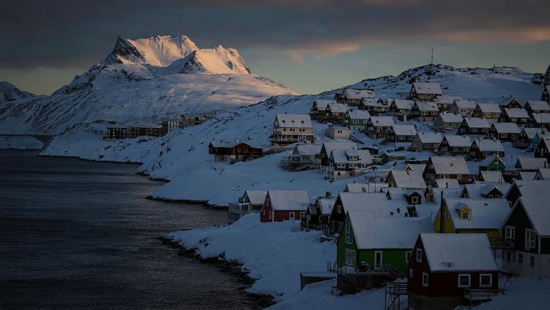 Estudo revela que geleiras da Groenlândia liberam quatro vezes mais icebergs do que há 25 anos devido à mudança climática.