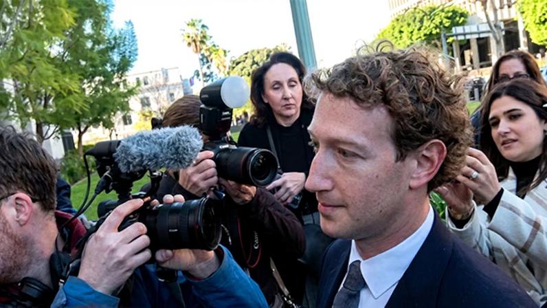 Mark Zuckerberg, CEO da Meta, chega ao Tribunal Superior da Califórnia para julgamento do Facebook, em fevereiro