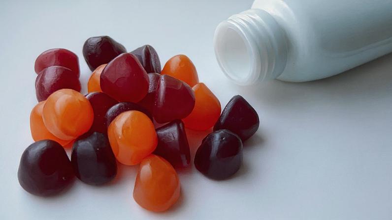 Vitaminas em goma podem causar excesso no organismo. (Foto: Kokhanevich collection via Canva)