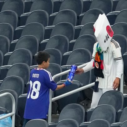 Torcedores japoneses limpam arquibancadas após Copas
