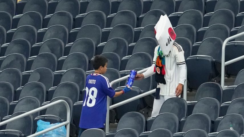 Torcedores do Japão mantém tradição em Copas, recolhem lixo e deixam arquibancadas limpas.