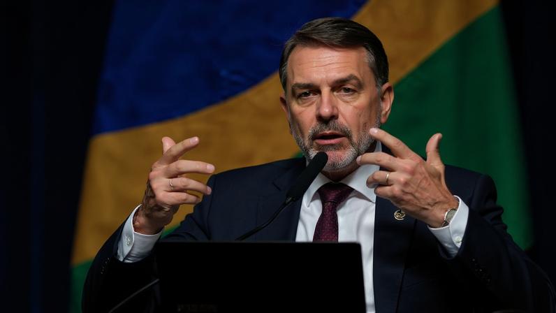 Segundo a pesquisa, no primeiro turno, Lula aparece com 41,8% e Flávio, com 28,2%