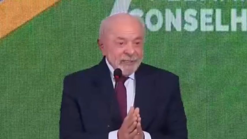 O presidente Luiz Inácio Lula da Silva discursa com as duas mãos encostadas uma na outra
