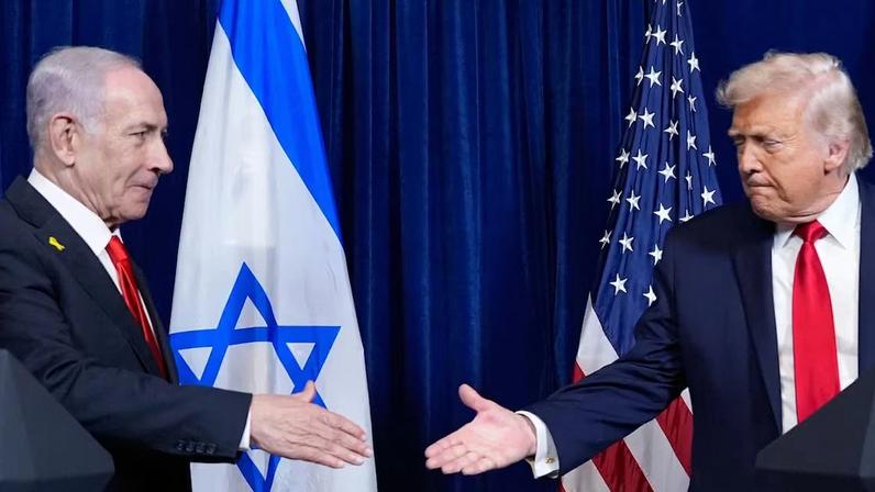 O presidente dos Estados Unidos, Donald Trump, cumprimenta o primeiro-ministro de Israel, Binyamin Netanyahu, em Palm Beach