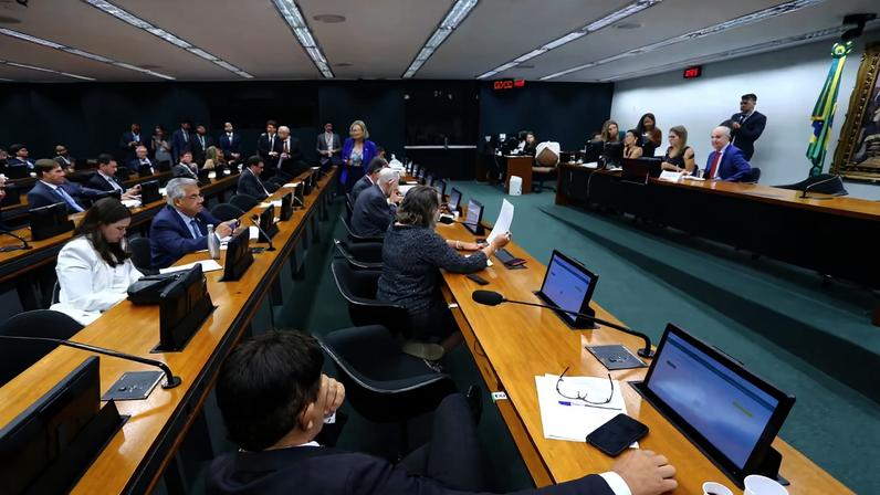 Proposta defende que pessoas com mais de 16 anos respondam criminalmente por seus atos
