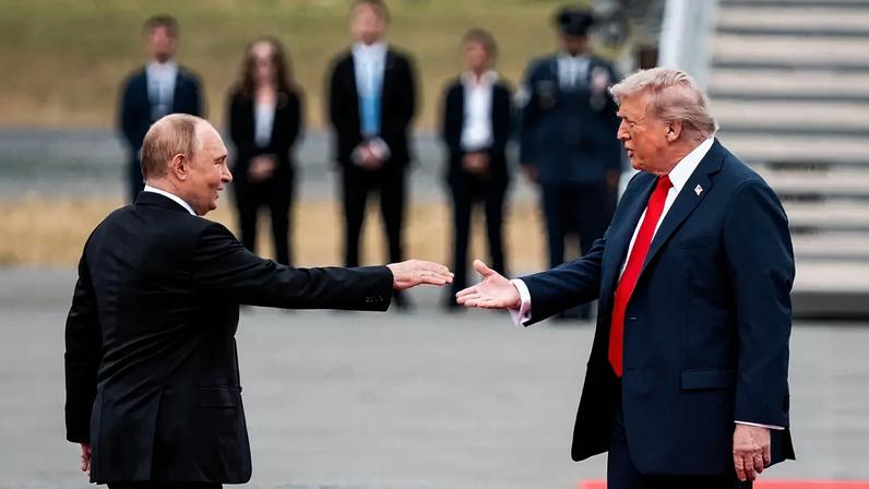 O presidente Vladimir Putin, da Rússia, e o presidente Donald Trump durante uma reunião no Alasca no ano passado. Crédito: Doug Mills/The New York Times