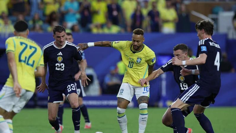 Neymar em ação no jogo entre Brasil e Escócia em Miami Gardens.