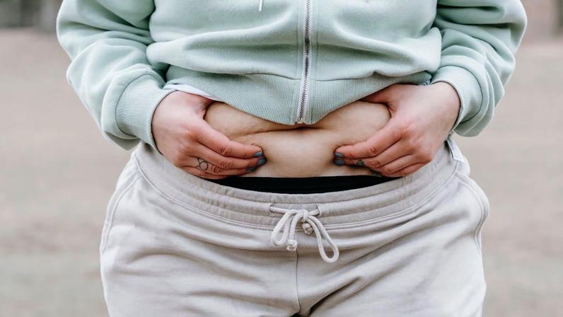 Cortisol alto altera onde a gordura se acumula. (Foto: Pexels via Canva)