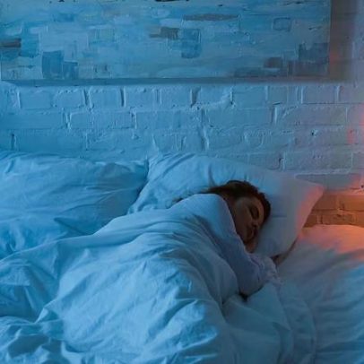 Dormir com luz acesa pode afetar o coração, entenda como
