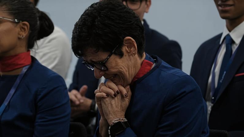 Beatriz Alvarino comemora a conclusão do curso de formação de comissários de voo da LATAM