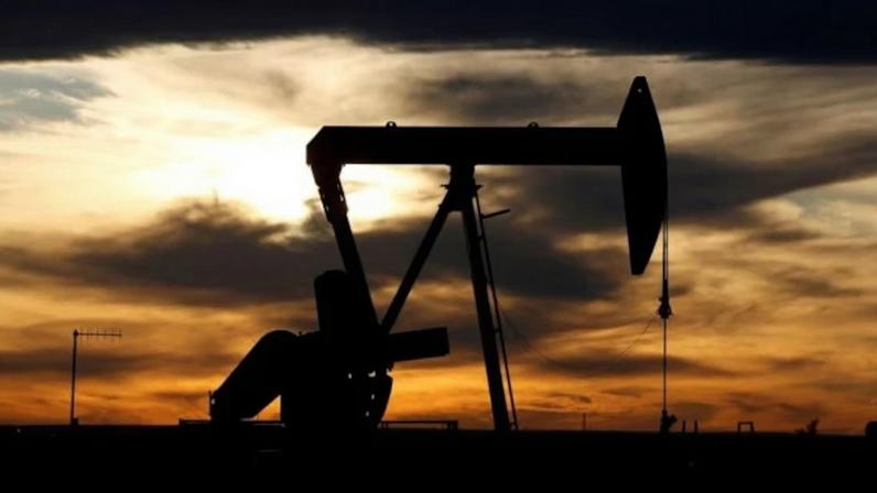 O petróleo sobe nesta segunda-feira após Israel e Irã retomarem os ataques e elevarem o risco geopolítico no Oriente Médio. Brent volta a operar perto de US$ 95 por barril.