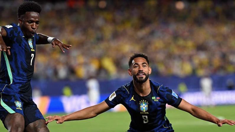 Vini Jr e Matheus Cunha em comemoração de um dos gols da seleção sobre o Haiti